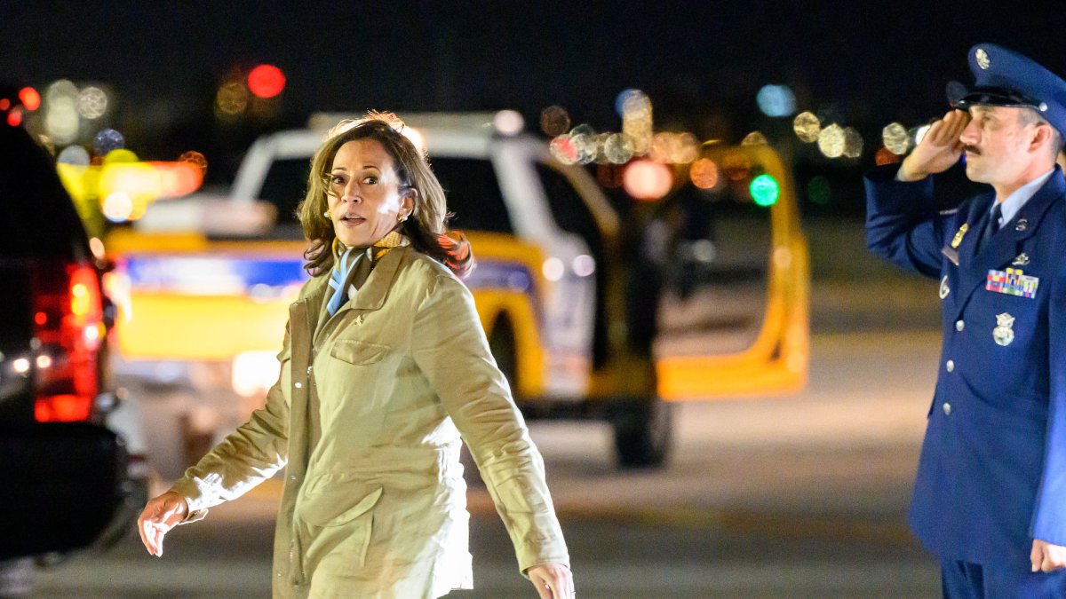 Kamala Harris llegando a un evento