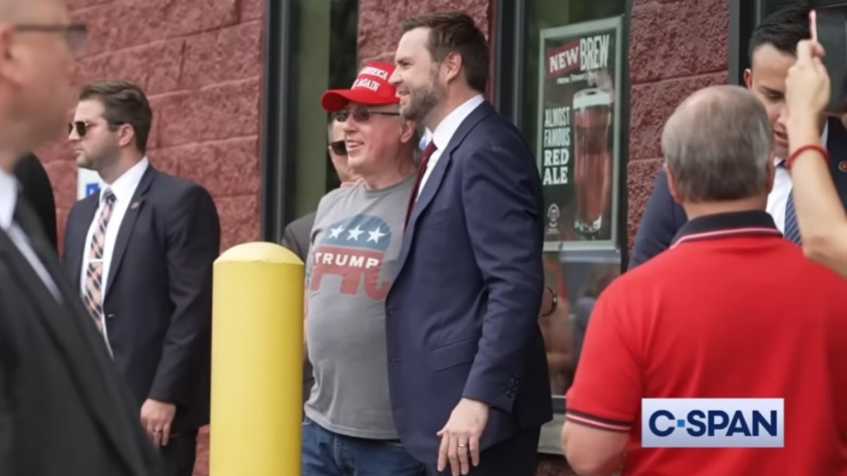 JD Vance fuera del Primanti Brothers que le prohibió la entrada