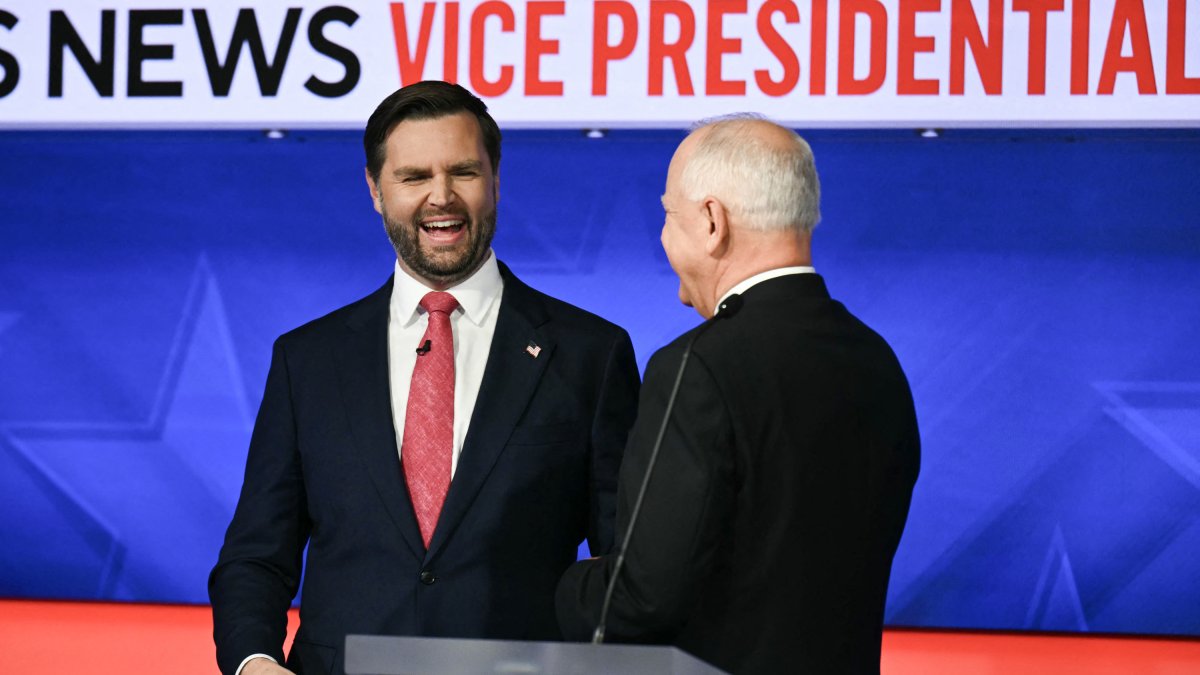 Vance y Walz dialogan tras el debate vicepresidencial.