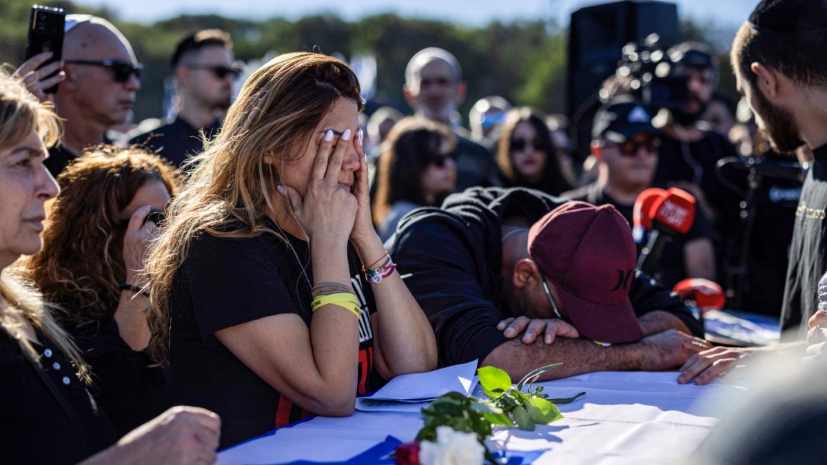 La madre de Eden Zachariya, una joven israelí secuestrada y asesinada por Hamás, llora en el funeral de su hija