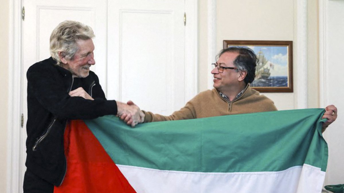 Roger Waters (izquierda), con una bandera palestina