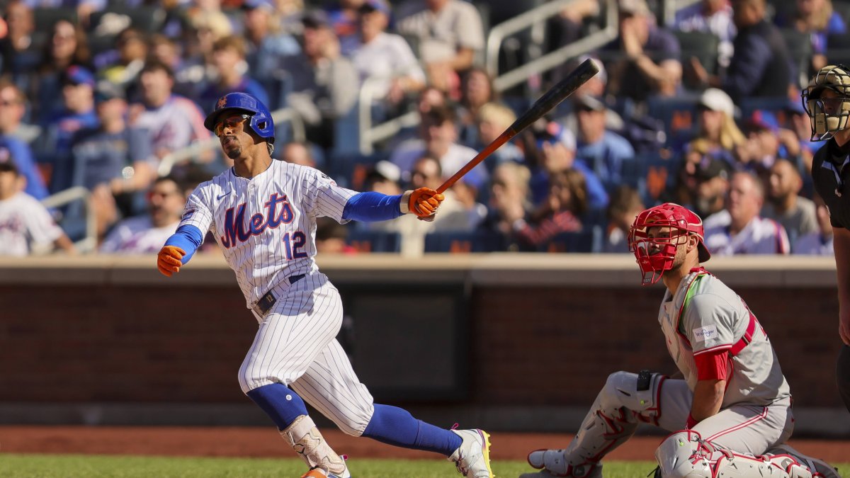 Francisco Lindor, de los Mets, batea frente a los Filis