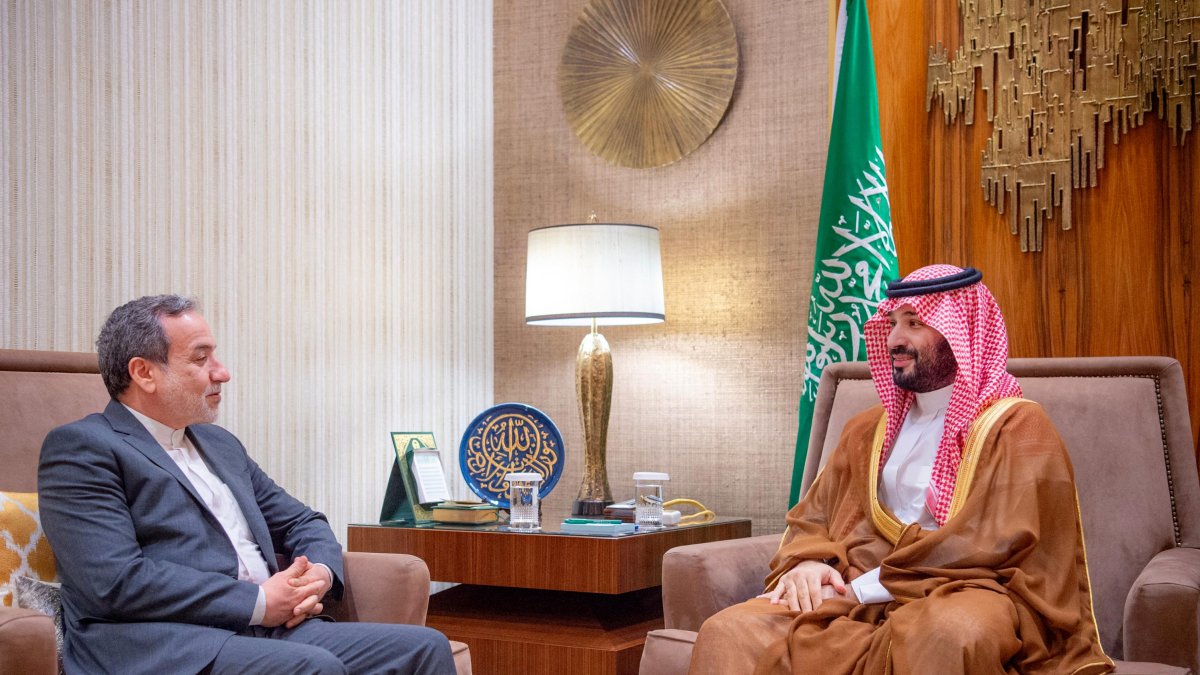 Mohammed bin Salman (derecha) y Abbas Araghchi