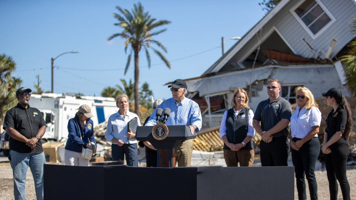Joe Biden atiende a los medios tras visitar las zonas afectadas por el huracán Milton