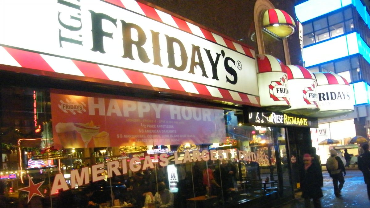Un restaurante TGI Fridays a pie de calle