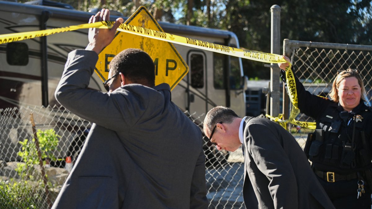 Agentes del FBI ingresando a una escena del crimen