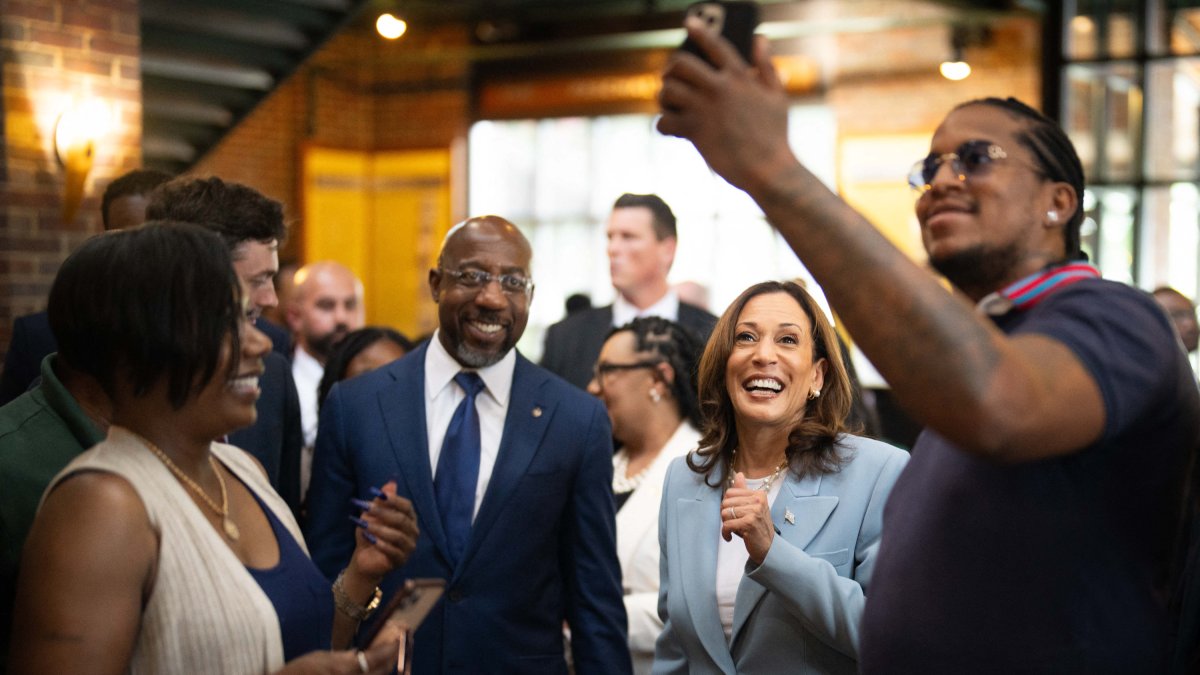 Kamala Harris posa con simpatizantes negros