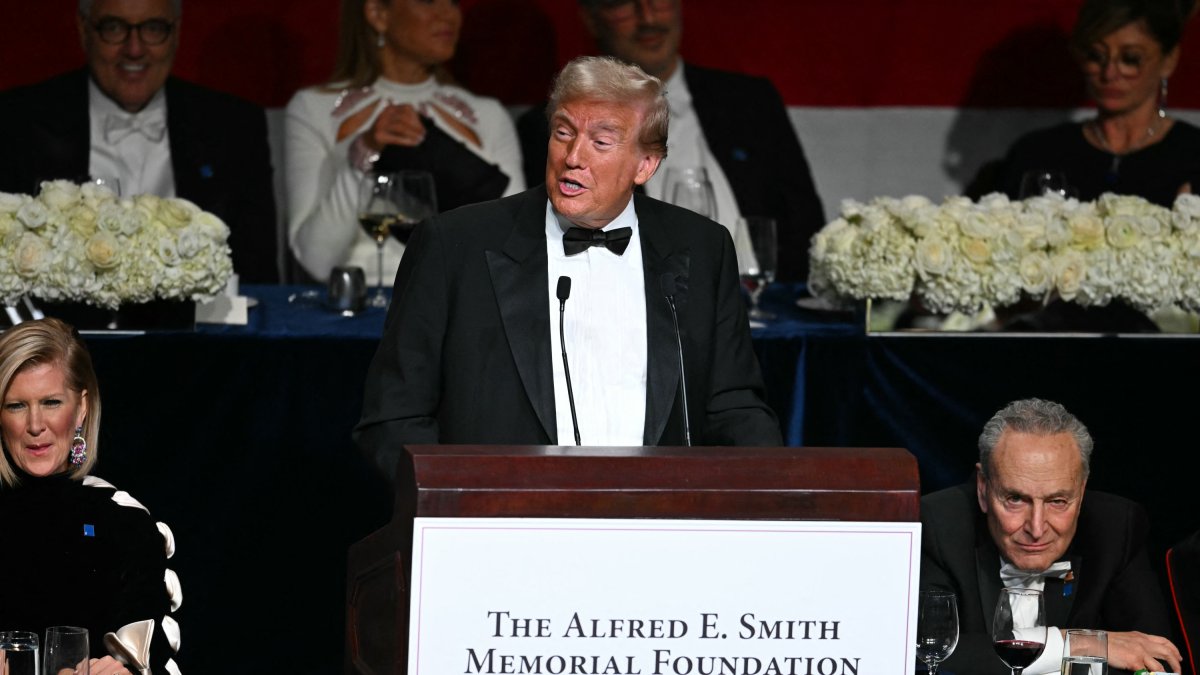 Trump on stage next to Democrat Schumer (d)