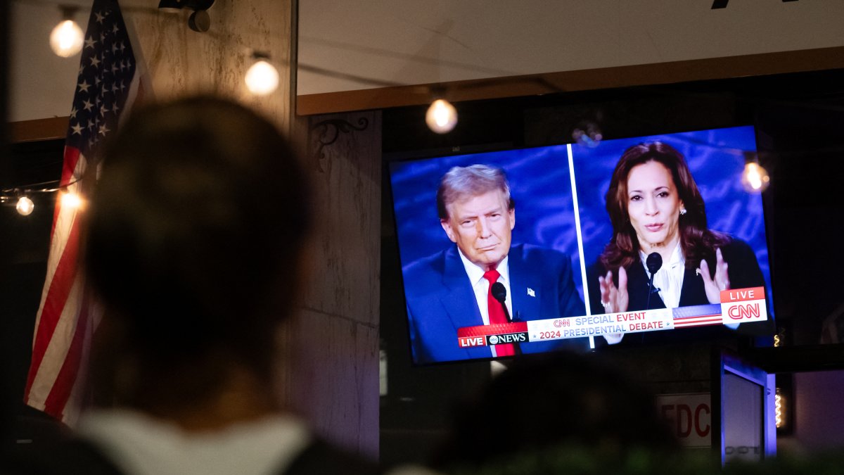 Citizens watch Kamala and Trump's presidential debate.