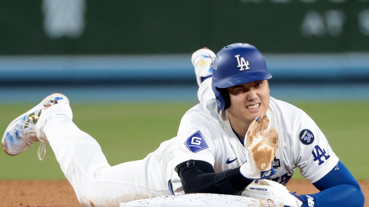 Shohei Ohtani se lesiona al intentar robar la segunda base en la séptima entrada.