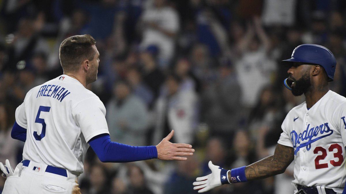 Freddie Freeman celebra en el campo