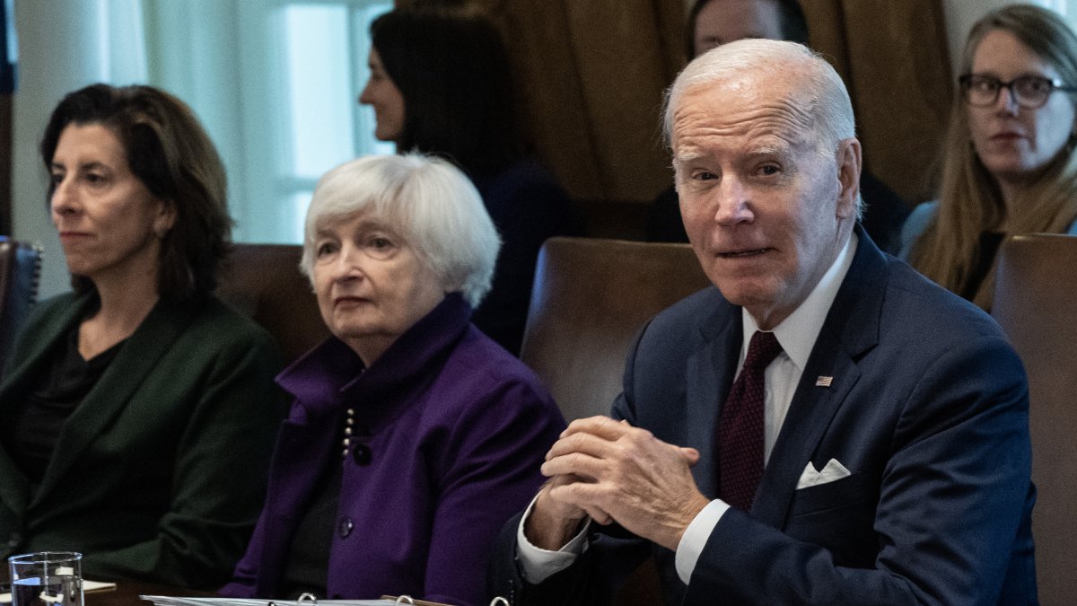 La secretaria de Comercio, Gina Raimondo; Janet Yellen y Joe Biden