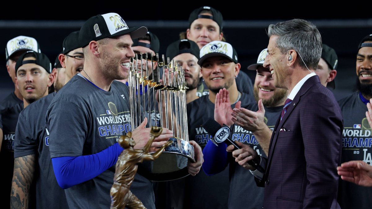 El primera base de los Dodgers Freddie Freeman celebra con el trofeo