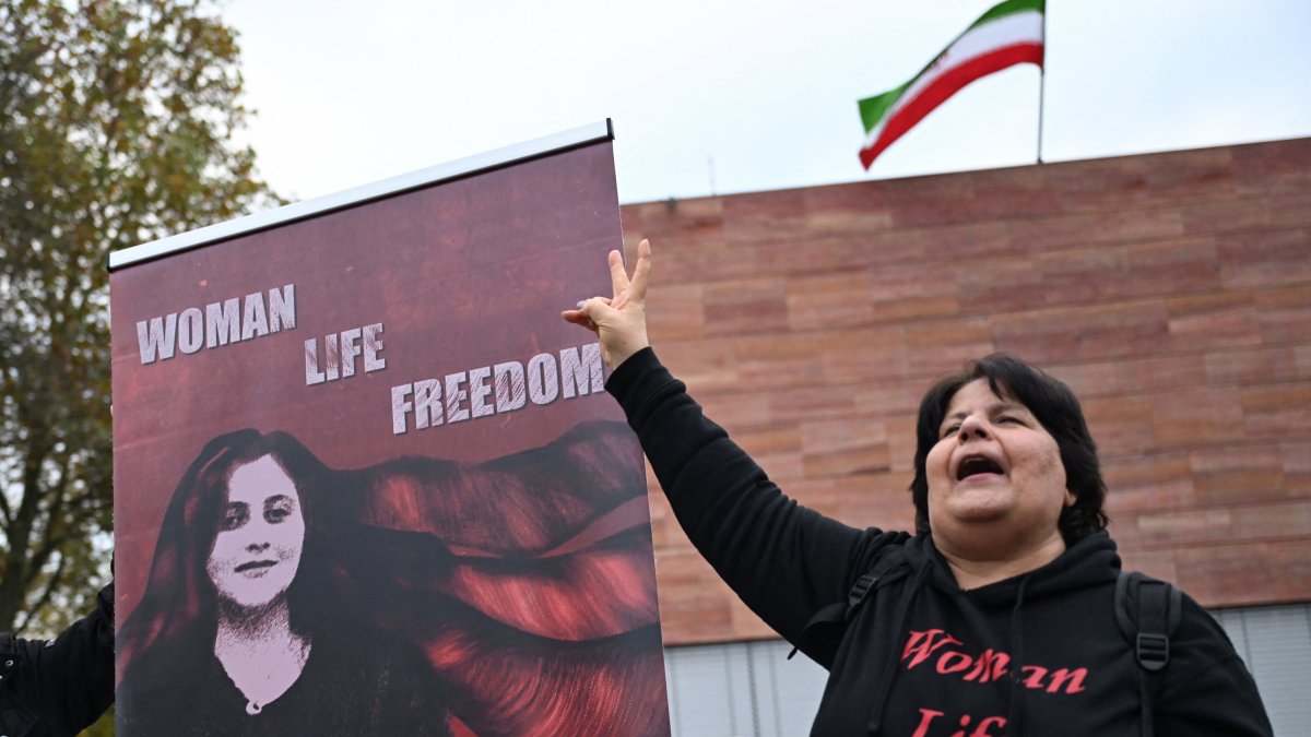 Una manifestante protesta contra el régimen iraní en Frankfurt, Alemania