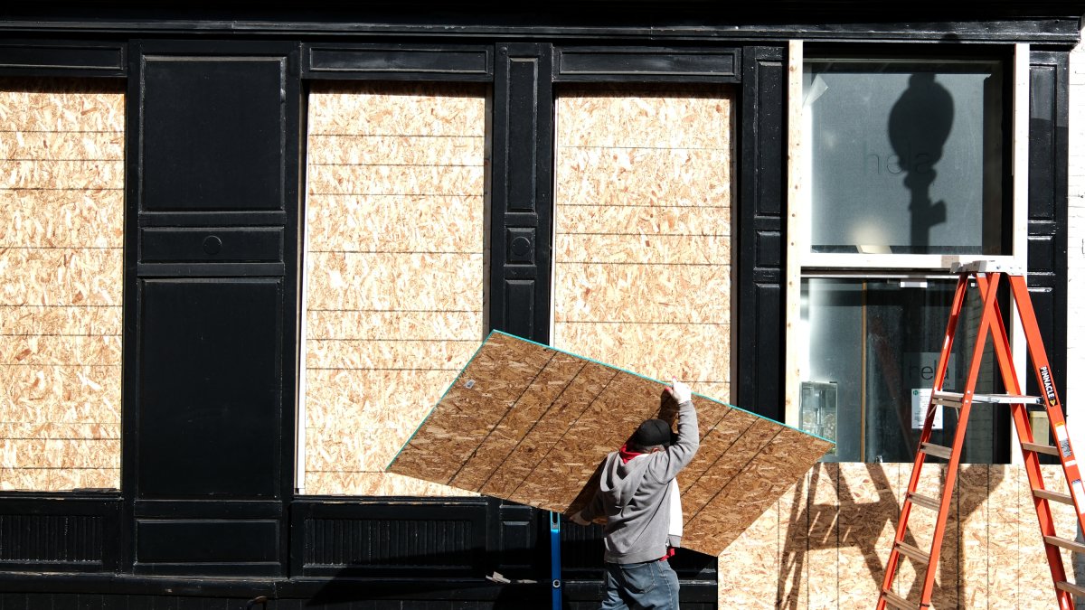 Comercios protegen sus negocios con chapas de madera en los cristales en D.C