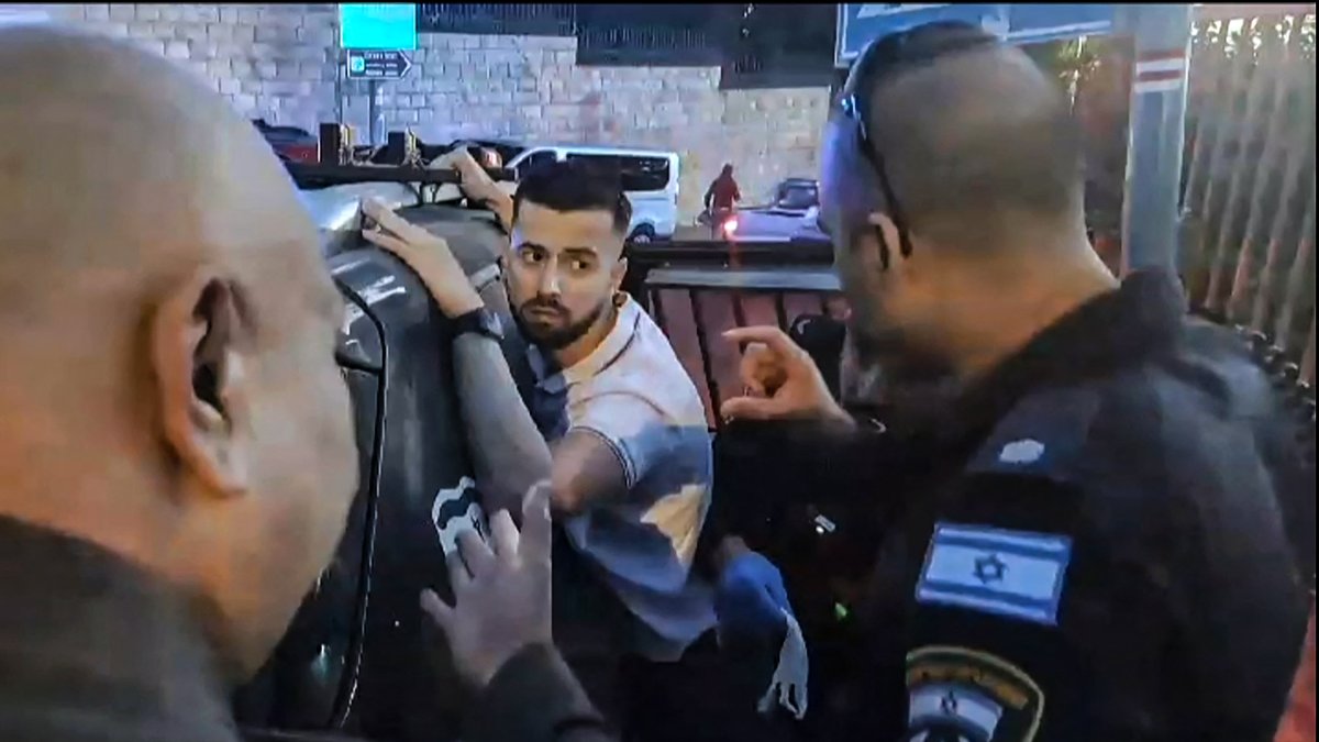 Policías israelíes discuten con un custodio del ministro Jean-Noël Barrot en Jerusalén