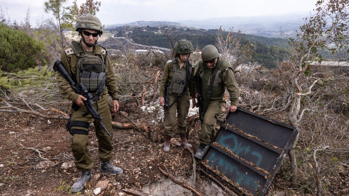 Soldados israelíes junto a un túnel de Hezbolá en el Líbano
