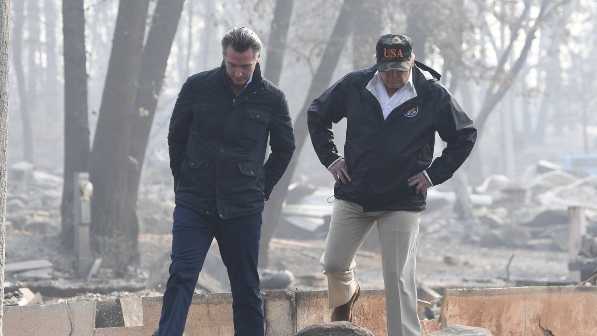 Trump y Newsom, entonces subgobernador de California, visitan Paradise tras un devastador incendio en 2018