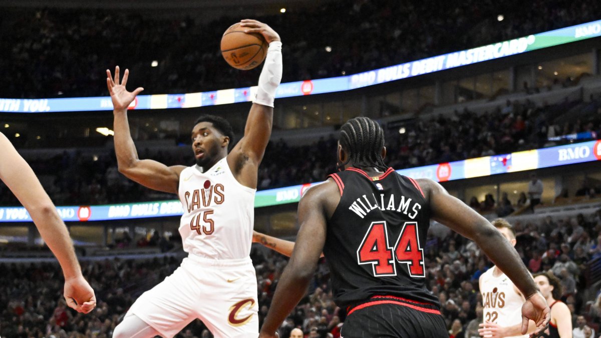 Donovan Mitchell of the Cleveland Cavaliers against the Chicago Bulls