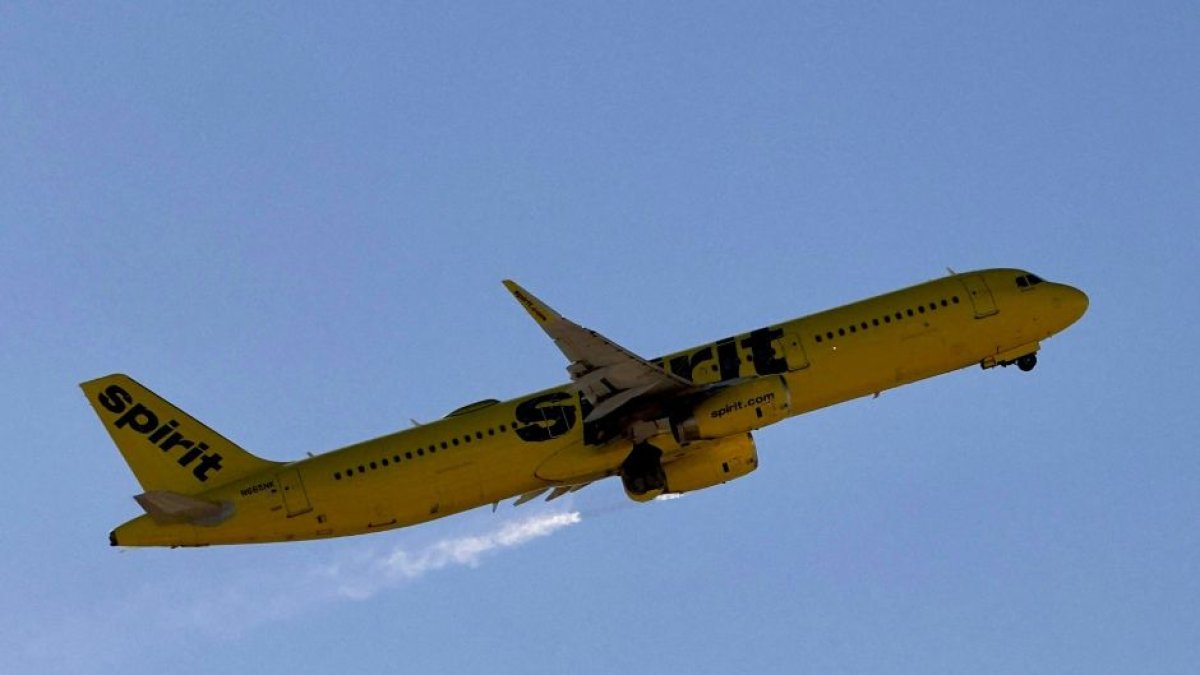Un avión de Spirit Airlines despegando.
