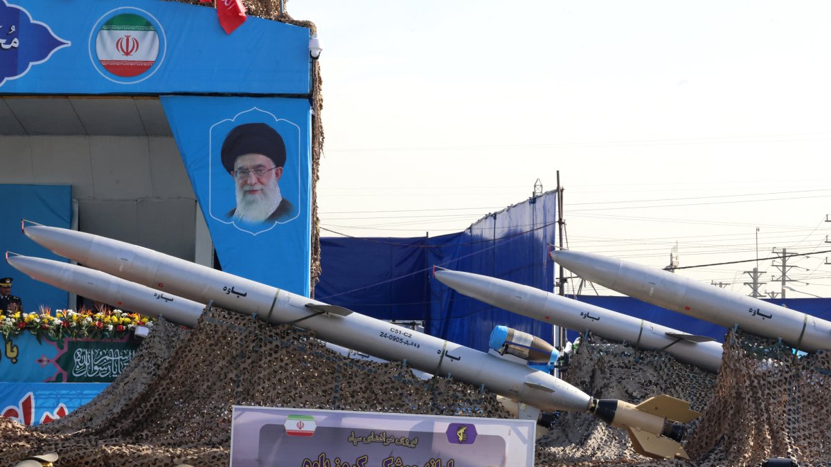 Misiles iraníes exhibidos durante un desfile militar en Irán