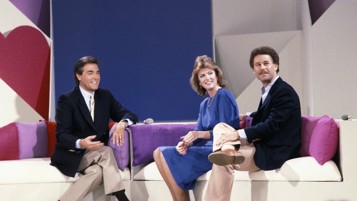 Chuck Woolery (izqda.) presenta un programa