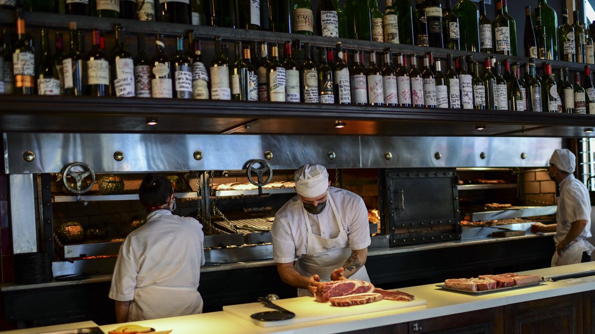 Un chef del restaurante Don Julio en Palermo, Buenos Aires
