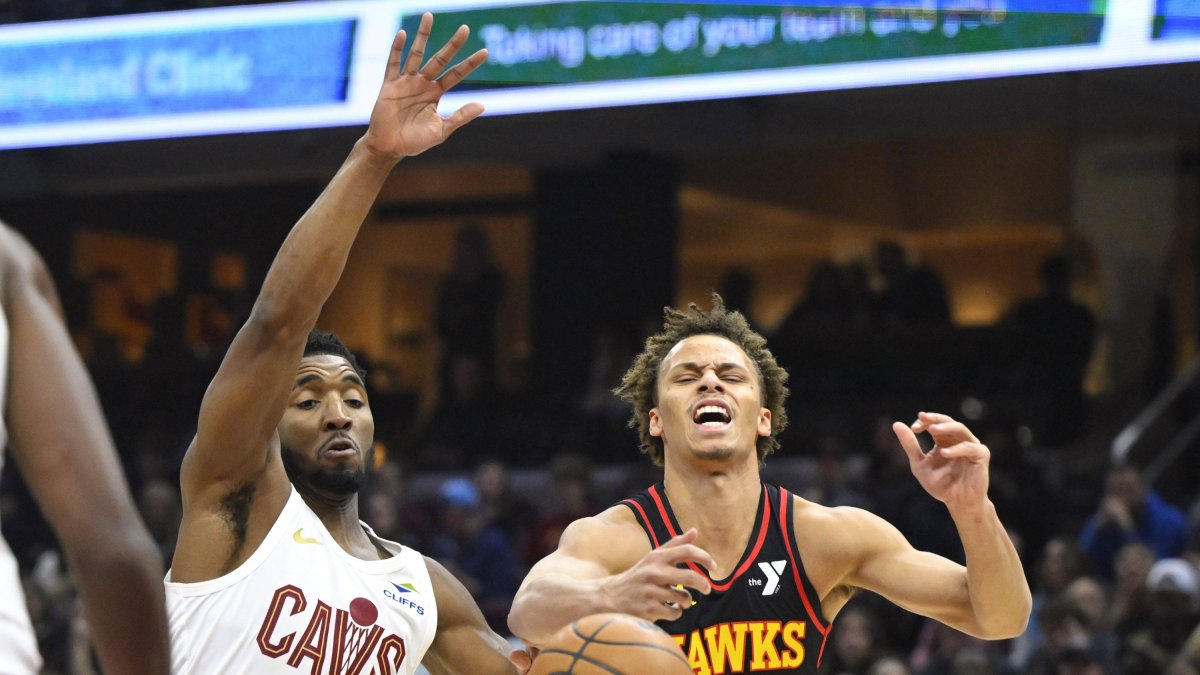 Cavaliers guard Mitchell (45) takes the ball away from Dyson Daniels (5).