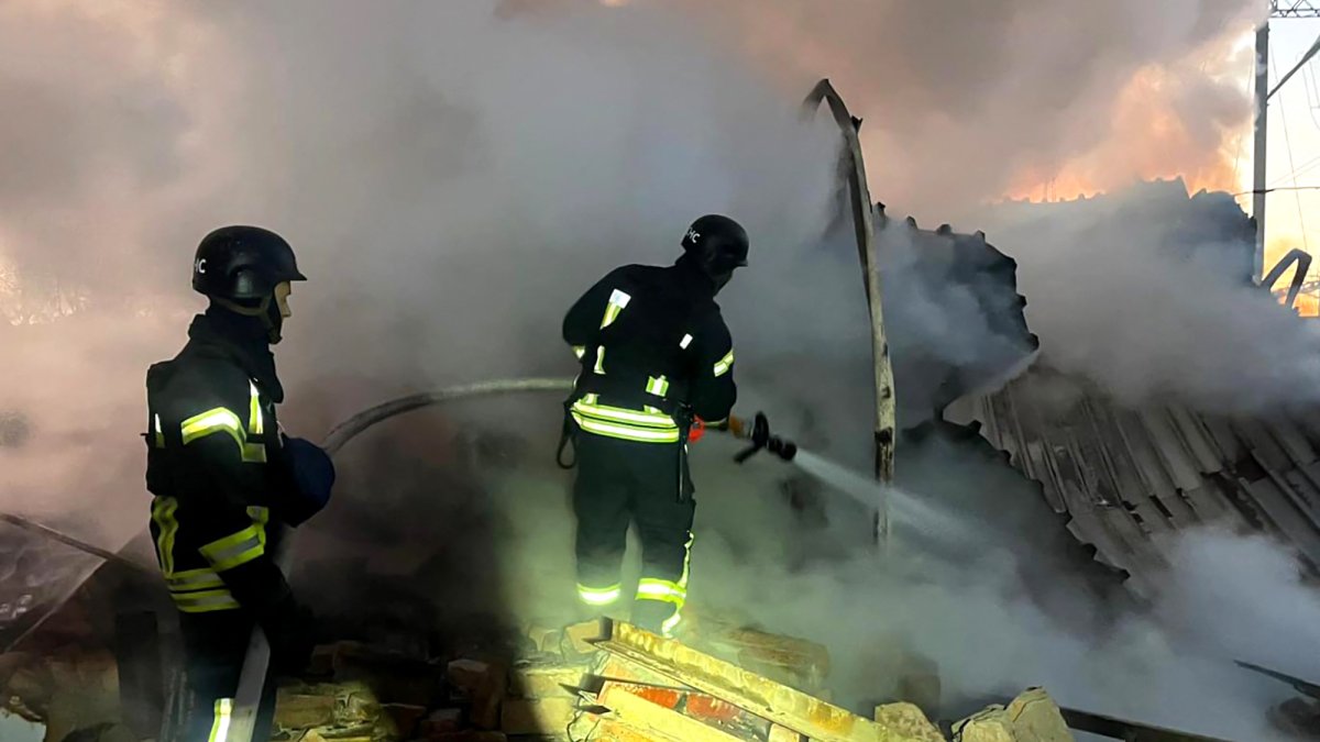 Bomberos ucranianos apagan un fuego en la instalación energética de Lutsk