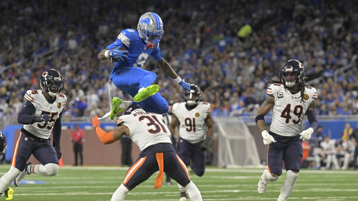 El jugador de los Williams (9) salta sobre un defensor de los Bears.