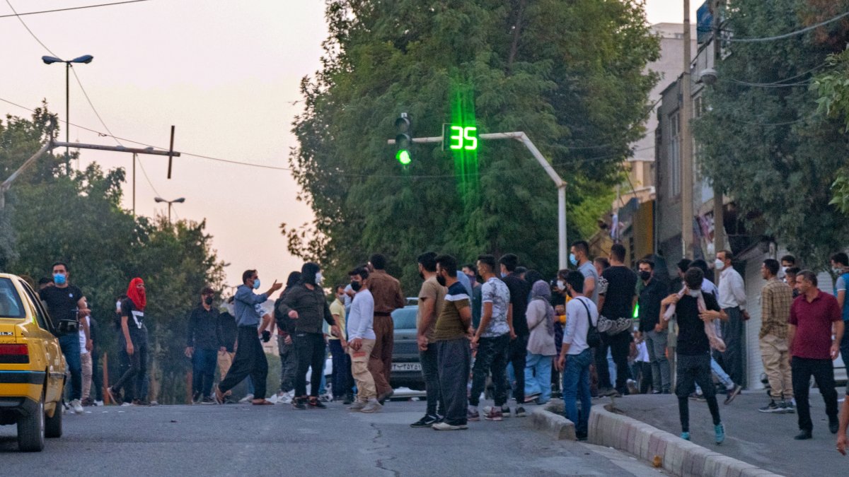 Una imagen obtenida por AFP fuera de Irán muestra a iraníes protestando en Sanandaj