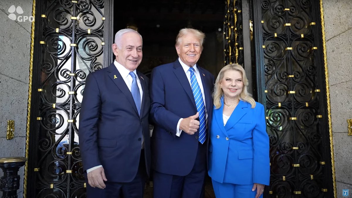 Donald Trump junto a Benjamín Netanyahu y su esposa Sara, en julio de 2024