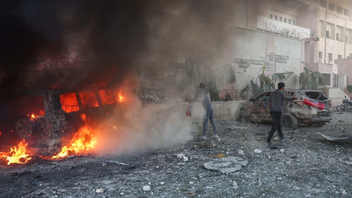 Bombardeo en la ciudad de Idlib, controlada por los rebeldes yihadistas
