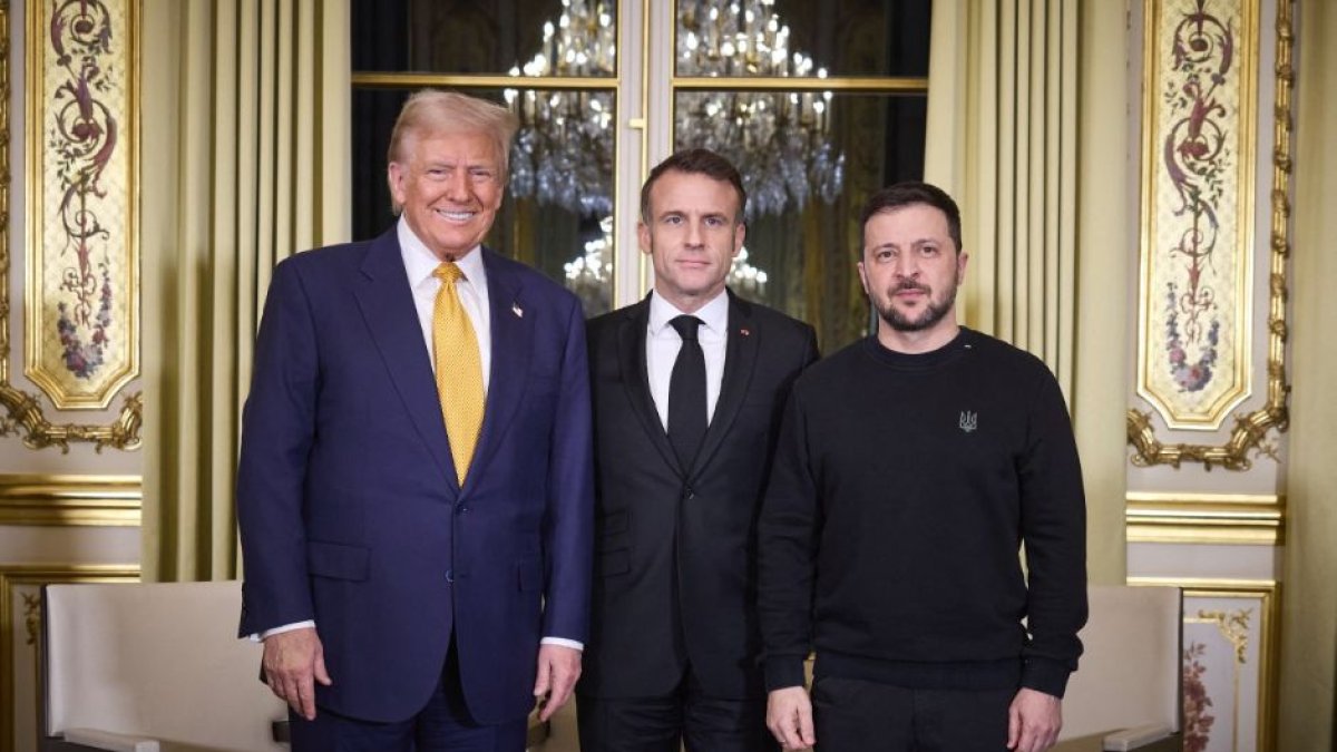 El presidente de Francia, Emmanuel Macron (centro), al lado del presidente electo de Estados Unidos, Donald Trump (izq.) y del presidente de Ucrania, Volodimir Zelenski.