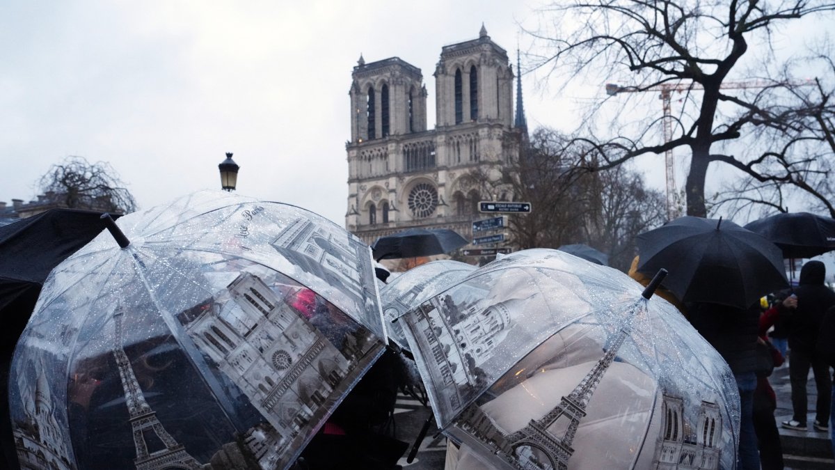 Cientos de personas siguieron la primera misa de Notre Dame tras el incendio