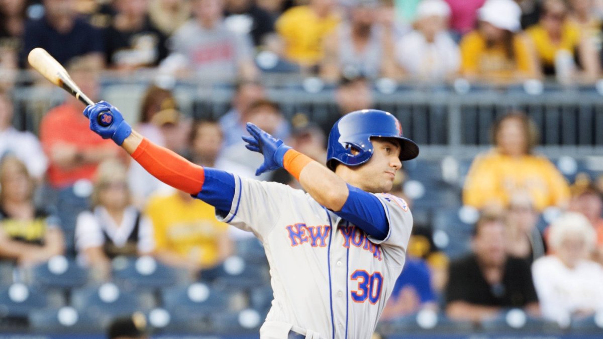 El jardinero zurdo de los Mets de Nueva York Michael Conforto batea un jonrón