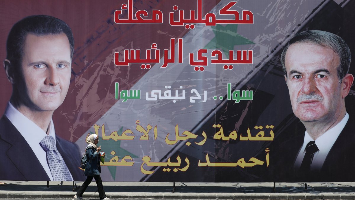 Un cartel con la imagen de Hafez al-Asad y su hijo Bashar en Damasco, Siria, en 2021