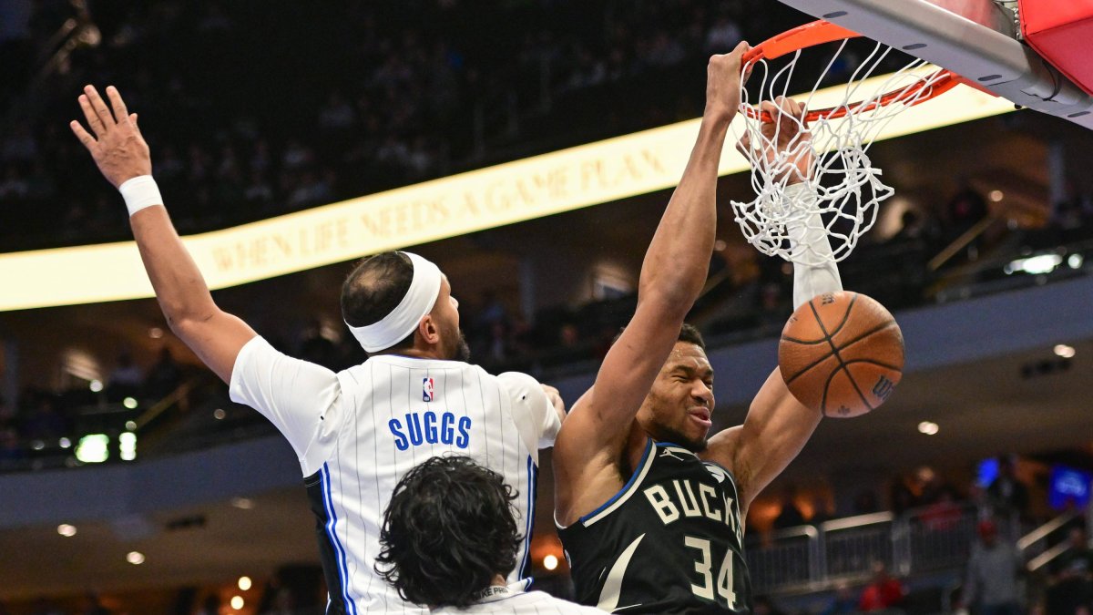 Milwaukee Bucks forward Giannis Antetokounmpo (34) makes a dunk.
