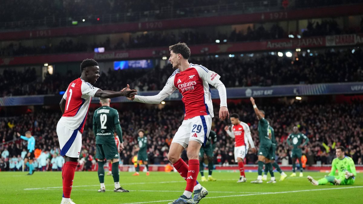 Kai Havertz, del Arsenal, celebra con su compañero Bukayo Saka