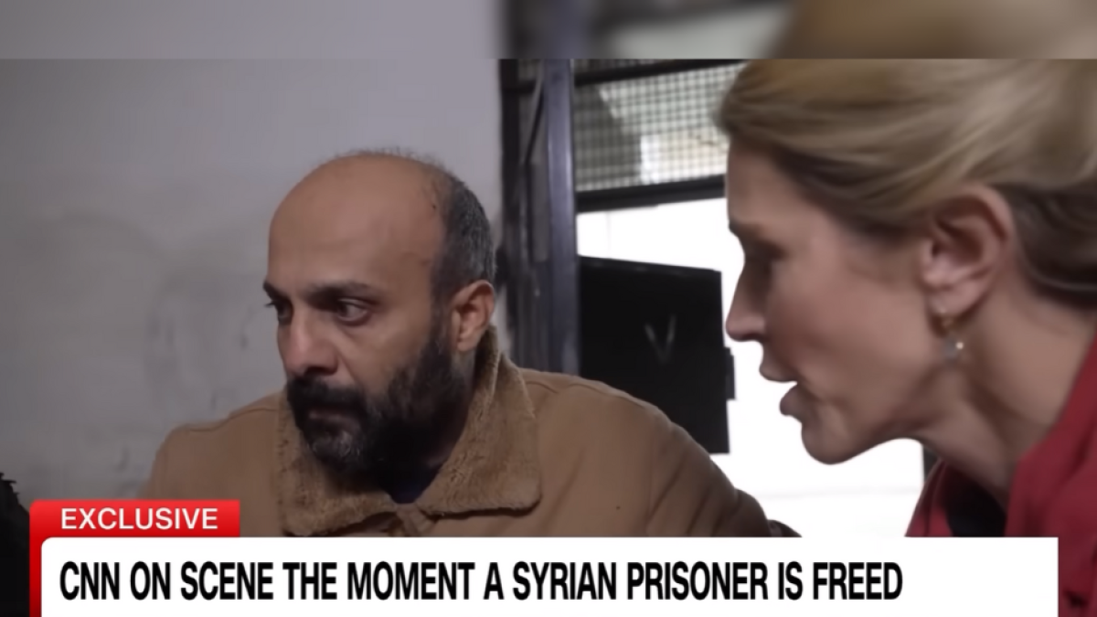 Momento en el que un oficial del régimen de Asad es encontrado por CNN en una prisión