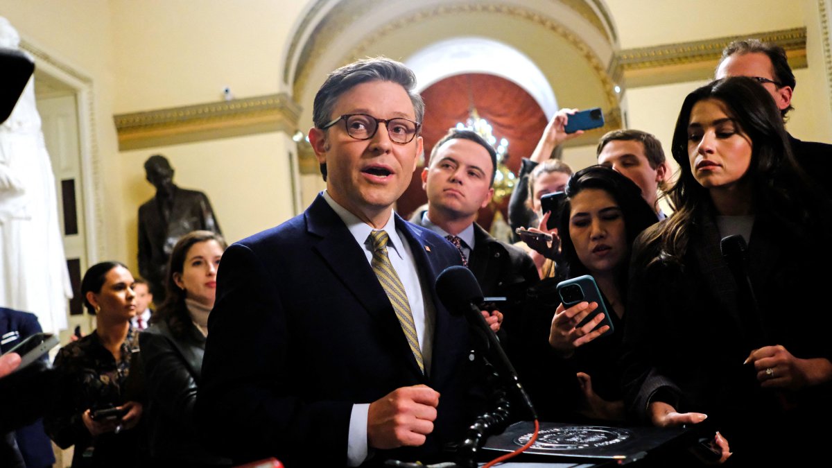 Mike Johnson habla a los medios tras la votación de los presupuestos