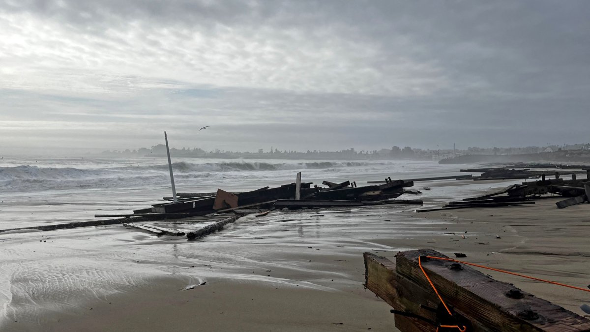 Parte del muelle derrumado en una playa de Santa Cruz (California). Cortesía de Nazar Mishchuck