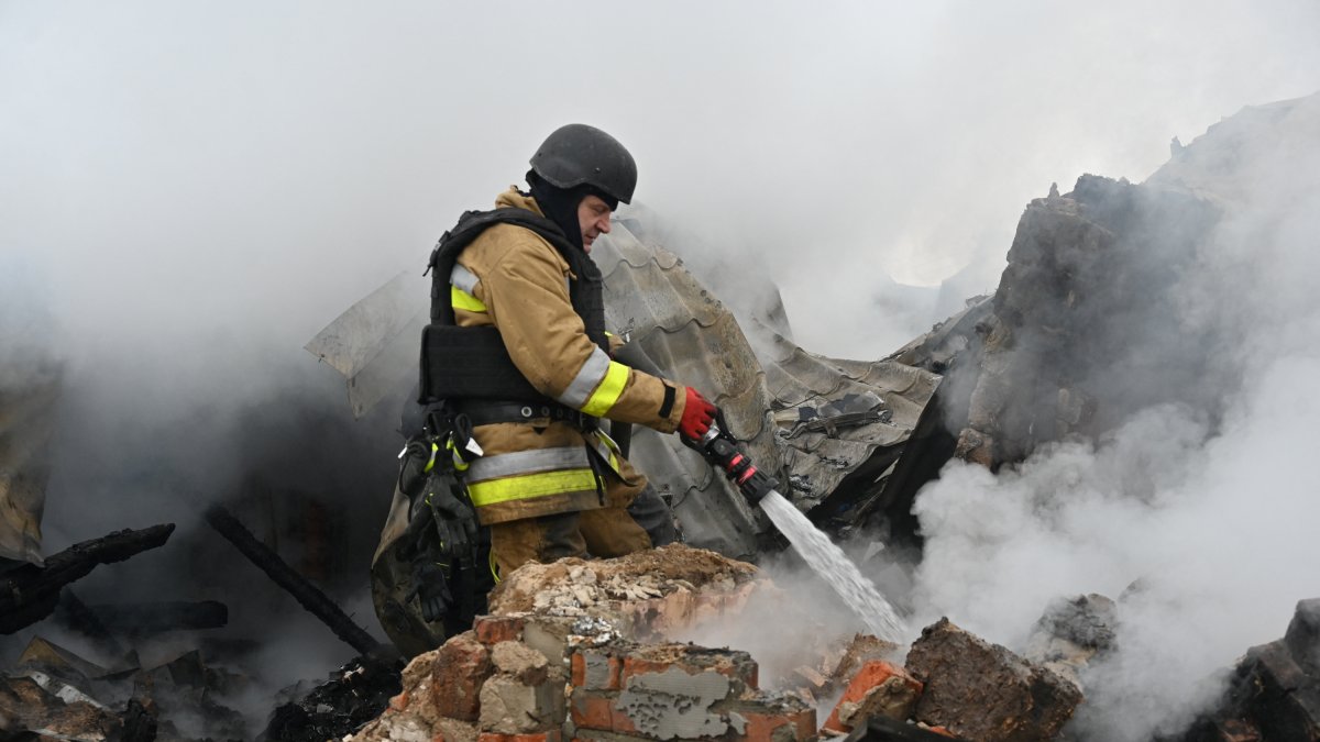 Un bombero apaga un fuego tras los bombardeos de Navidad en Ucrania