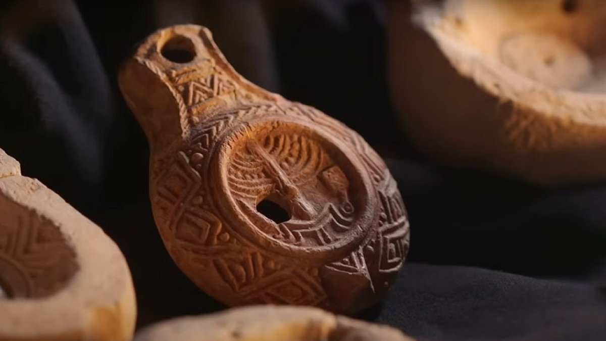 La lámpara de aceite de 1.700 años hallada en Jerusalén (captura de pantalla)