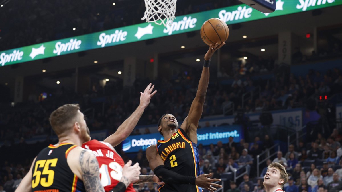 Shai Gilgeous-Alexander (2) drives to the basket.