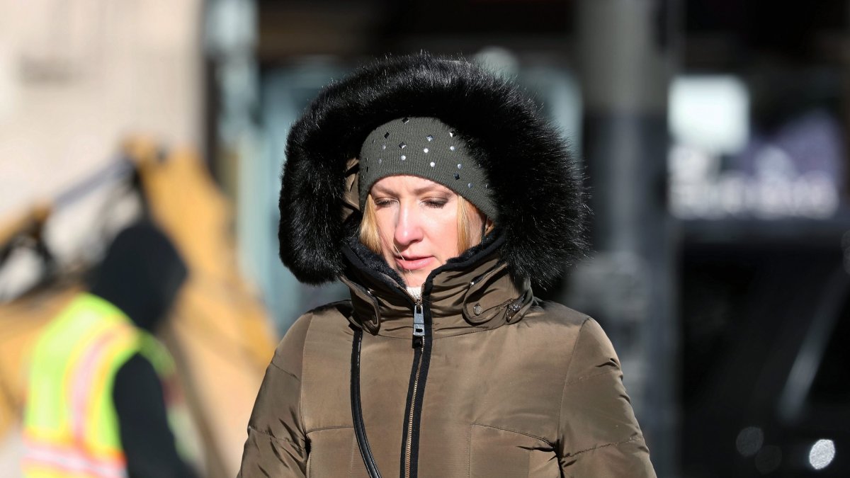 Una mujer camina en Chicago