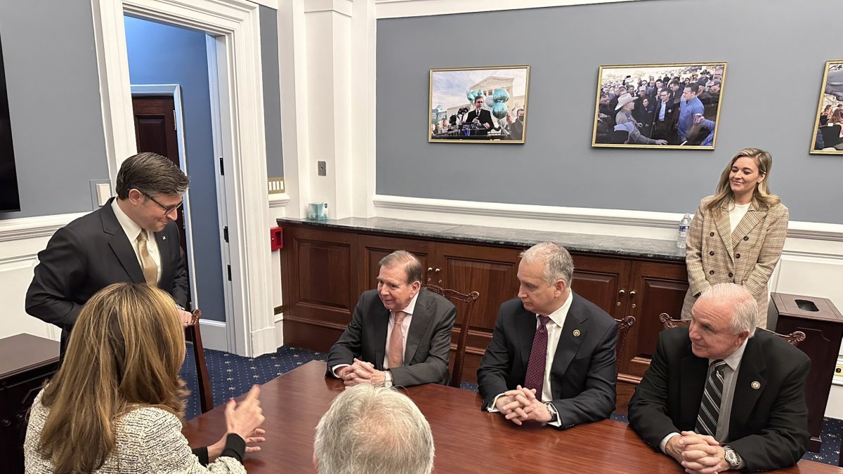 Edmundo González y Mike Johnson - Carlos Giménez