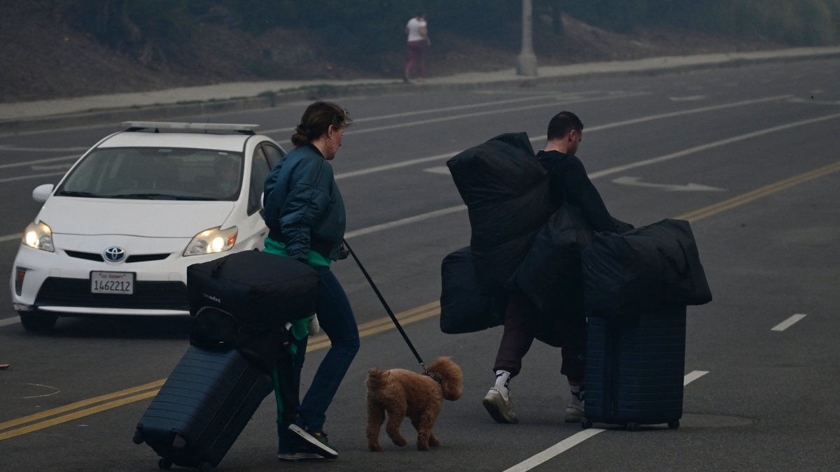 Palisades neighbors shared their stories amid evacuations/ Robyn Beck.
