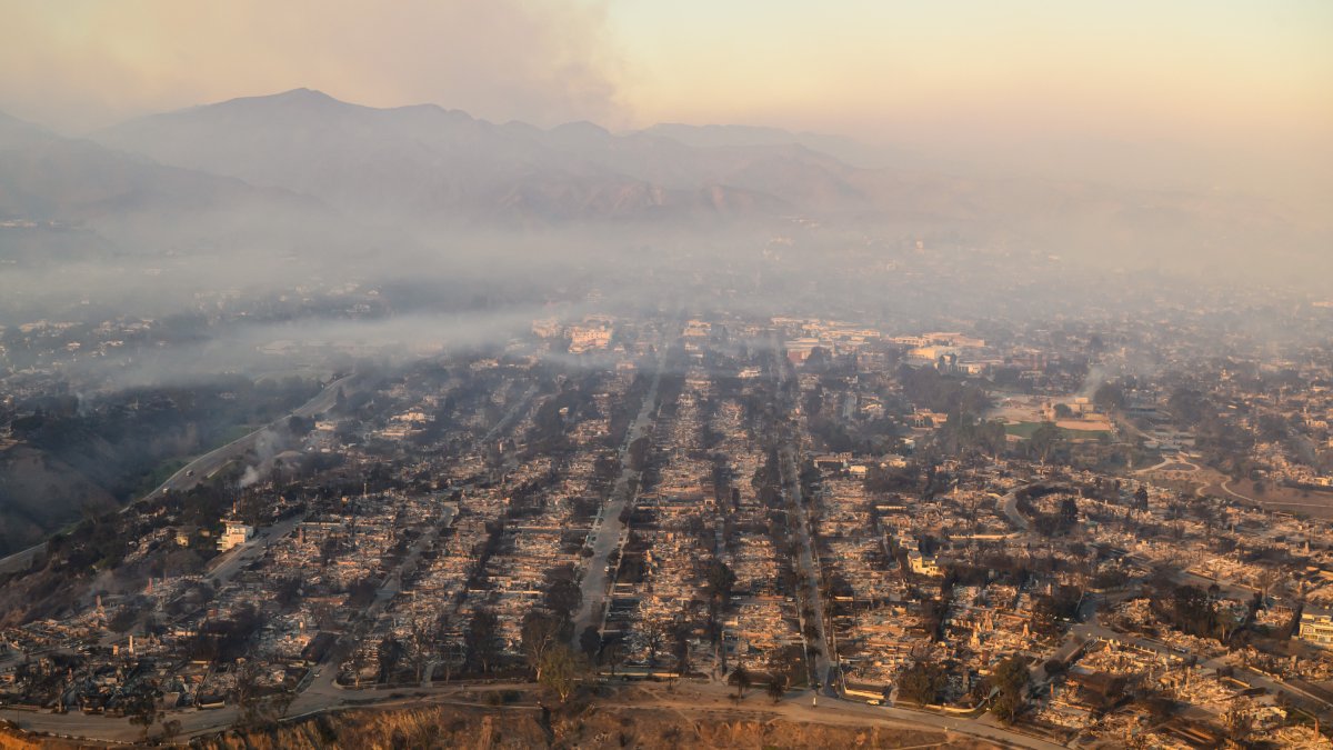 Vista aérea muestra casas quemadas durante el incendio en Pacific Palisades, Los Ángeles