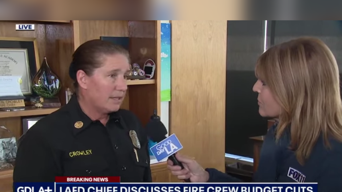 Crowley cuestionó duramente a Karen Bass durante una entrevista con Fox 11